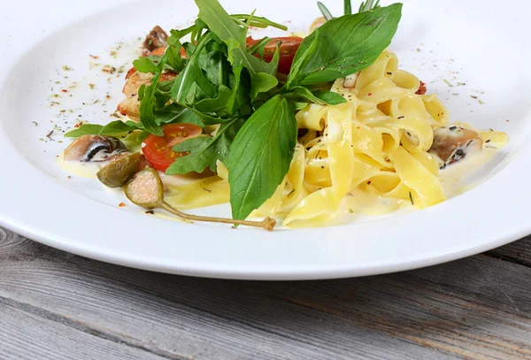 Vložit fettuccine s houbami — Stock fotografie