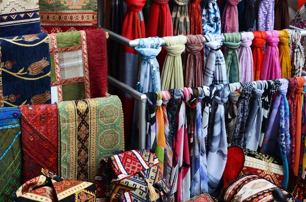 Tejido de alfombra en el mercado — Foto de Stock
