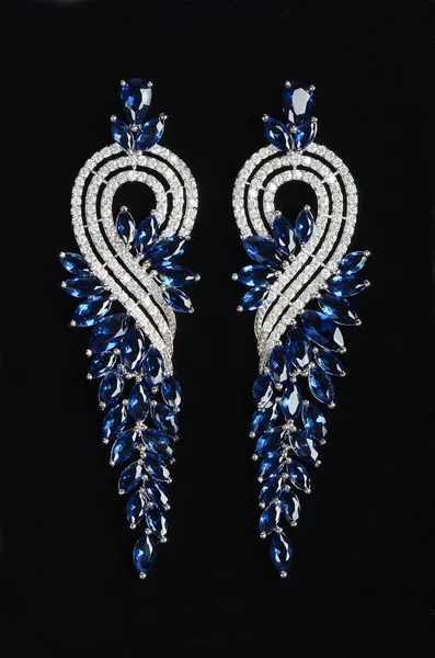 Zilveren oorbellen met juwelen — Stockfoto