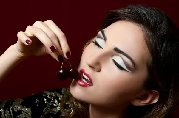 Woman with sweet cherry — Stock Photo, Image