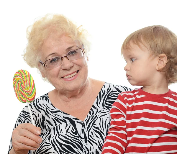Старшая женщина с внуком и леденцом — стоковое фото