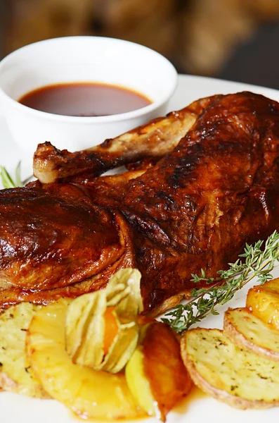 Half duck with potato, apples and pineapple — Stock Photo, Image
