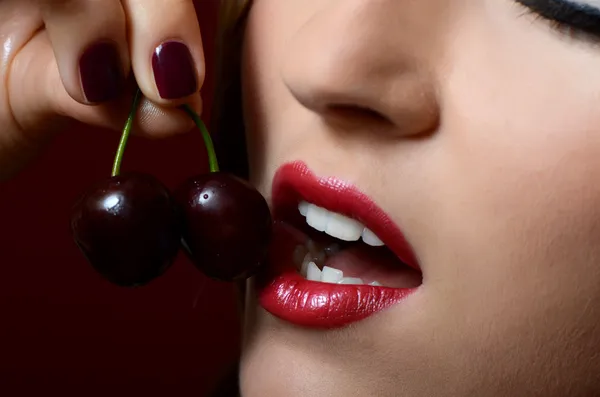 Labios con cereza dulce —  Fotos de Stock