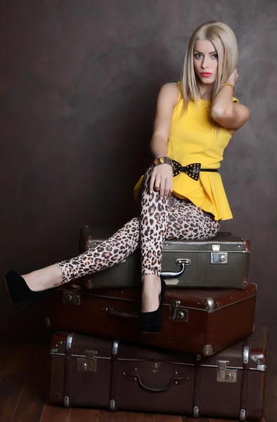 Kvinna med gamla resväskor — Stockfoto