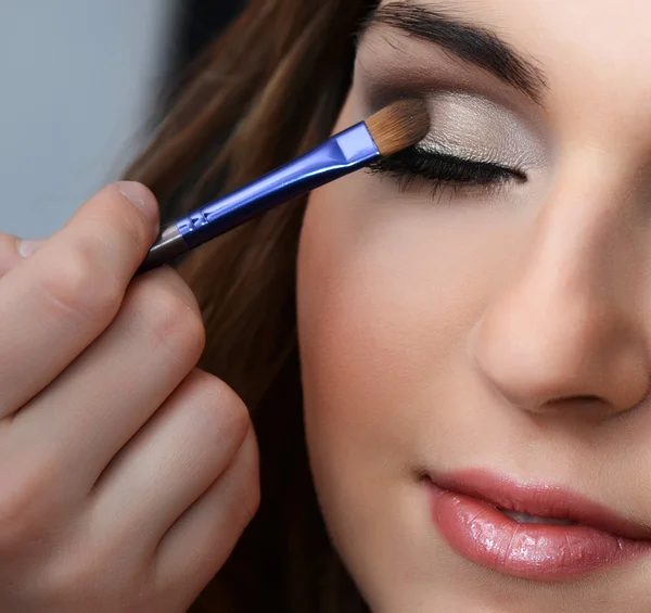 Chica poniendo maquillaje —  Fotos de Stock