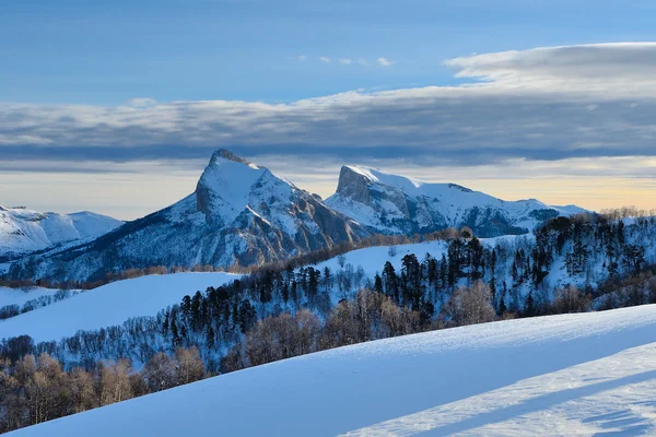 Mattina paesaggio invernale in montagna — Foto Stock