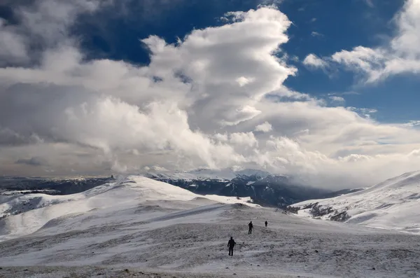 Tři turisty v horách v zimě — Stock fotografie