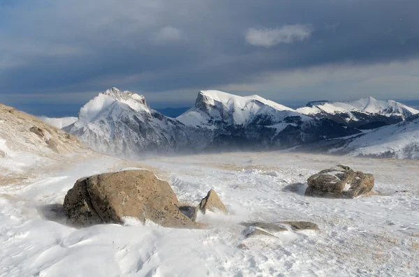Kışın rüzgarlı dağ manzarası — Stok fotoğraf