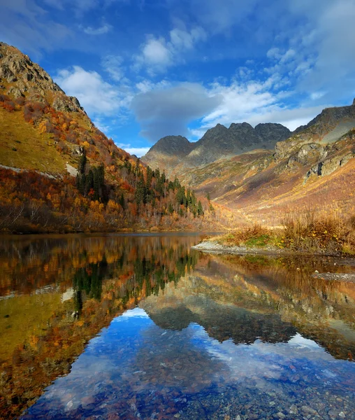 Montanha lago no outono com céu azul e belas reflexões — Fotografia de Stock