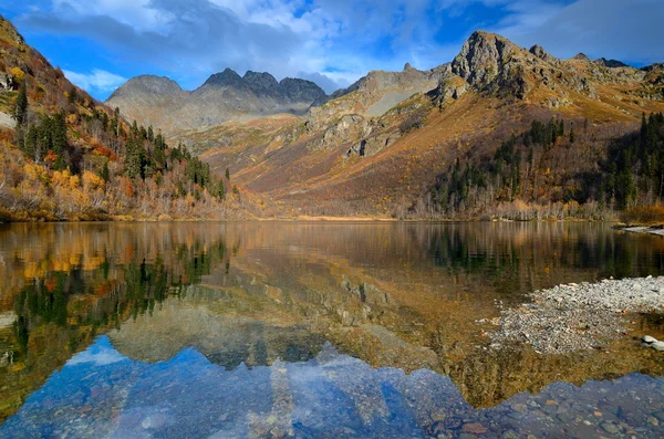 Lago de montaña en otoño con cielo azul y hermosos reflejos — Foto de Stock