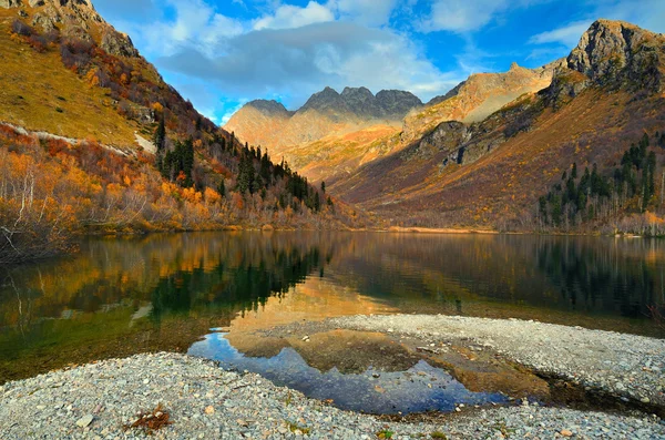 Bergsee im Herbst mit blauem Himmel und schönen Spiegelungen — Stockfoto