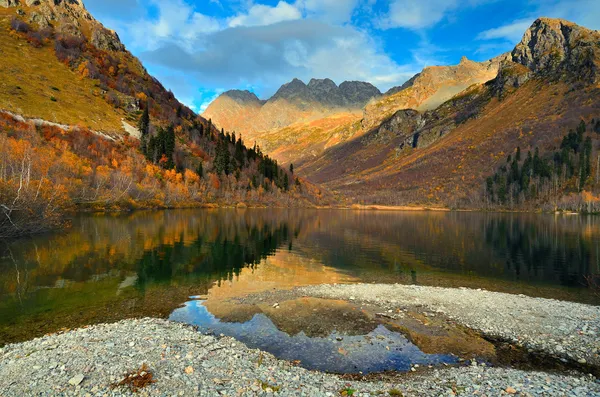 Lago di montagna in autunno con cielo azzurro e bellissimi riflessi Foto Stock Royalty Free