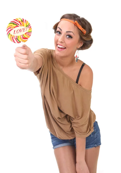 Flicka poserar med godis i handen — Stockfoto
