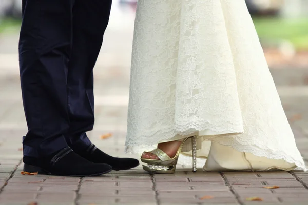 Nevěsta a ženich stojící — Stock fotografie