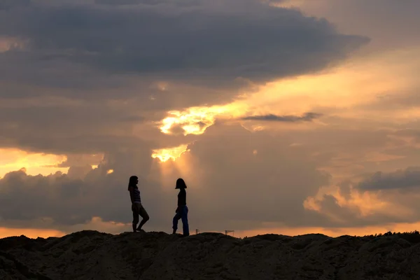 Silhuetas contra um céu por do sol e — Fotografia de Stock