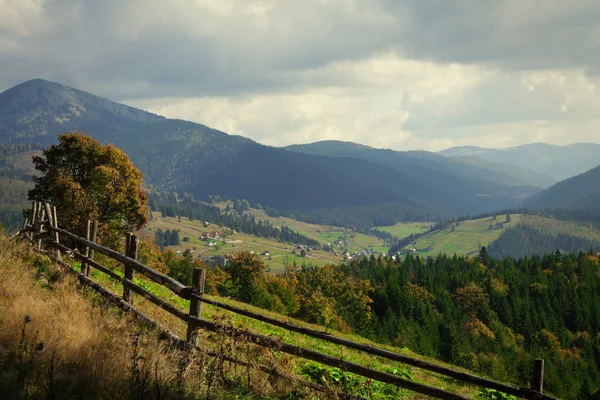 Bergnebel in den Bergen — Stockfoto