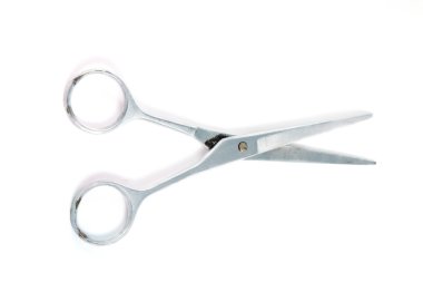 Beyaz arka planda kuaför makası