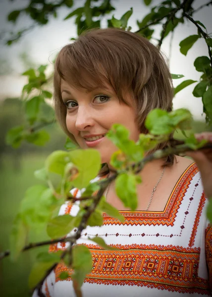 Mulher em seu jardim vnatsionalnom terno — Fotografia de Stock