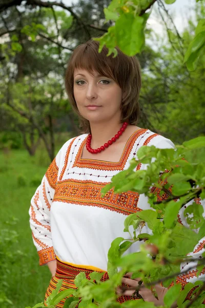 Femme dans son jardin vnatsionalnom costume — Photo