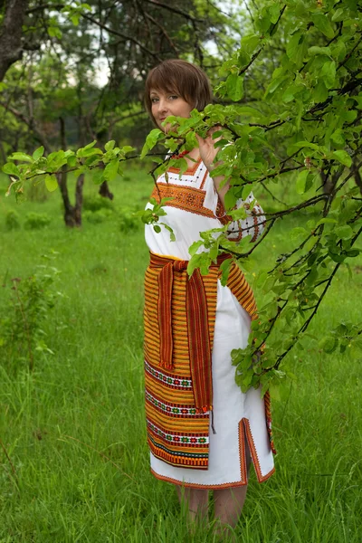 Mulher em seu jardim vnatsionalnom terno — Fotografia de Stock