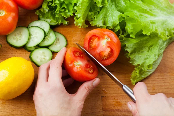 Cutting vegetables — Stock Photo, Image