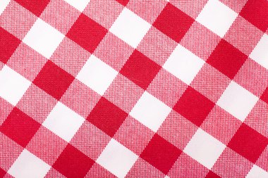 Kırmızı ve beyaz masa örtüsü