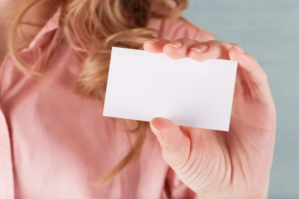 Biznes kobieta trzyma jej wizytówka — Zdjęcie stockowe
