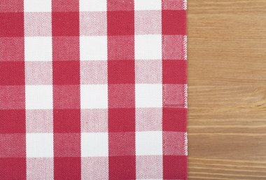 Kırmızı ve beyaz masa örtüsü