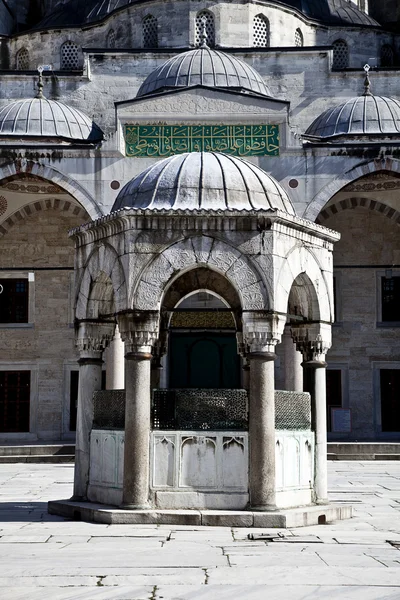 Голубая мечеть Султанахмет - внутренний двор — стоковое фото