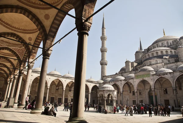 Голубая мечеть Султанахмет - внутренний двор — стоковое фото