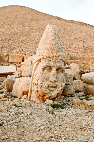 Skulpturen des commagene kingdom, nemrut mountain — Stockfoto