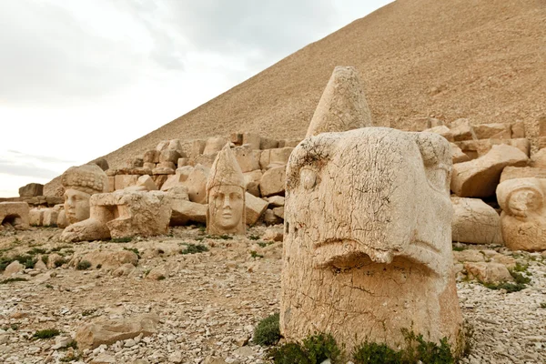Patung-patung dari Kerajaan Commagene, Gunung Nemrut — Stok Foto