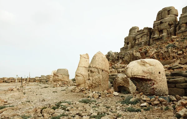 Sculpturen van het Koninkrijk commagene, berg nemrut — Stockfoto