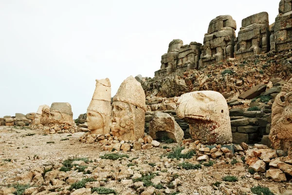 Sculpturen van het Koninkrijk commagene, berg nemrut — Stockfoto