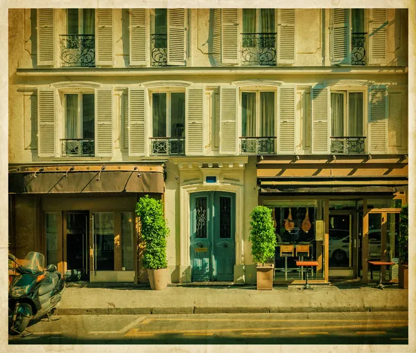 Maison parisienne traditionnelle avec café. Vieille photo — Photo