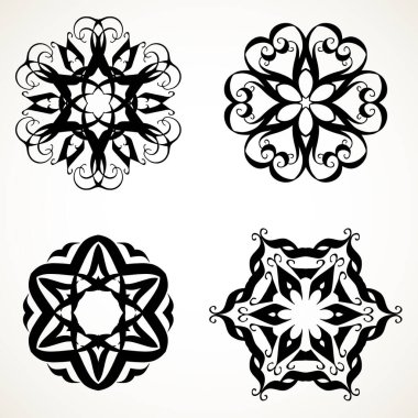 Süslü dantelli, çiçekli, siyah, beyaz arka planlı bir takım güller. El çizimi kaligrafik elementlerle oluşturulmuş mandalalar.