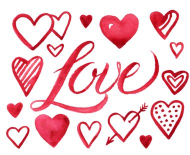 Elle çizilmiş suluboya kalpler ve kırmızıyla yazılan aşk kelimesi beyazın üzerinde izole edilmiş. Sevgililer Günü sembolleri ayarlandı. Romantik illüstrasyon.