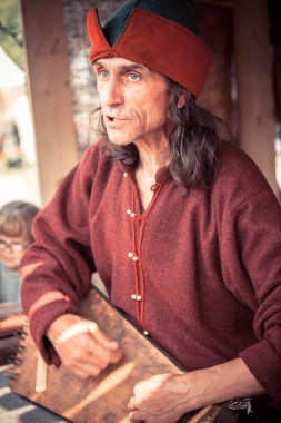 MOSCOW, RUSSIA - 23 Haziran 2013: Uluslararası tarihsel yeniden yapılanma festivali sırasında Orta Çağ ozanı