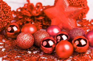 Kırmızı Noel süsleri ve kar taneleri. Kış bayramı süslemeleri.