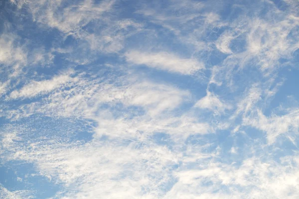 Céu azul com formações de nuvens — Fotografia de Stock