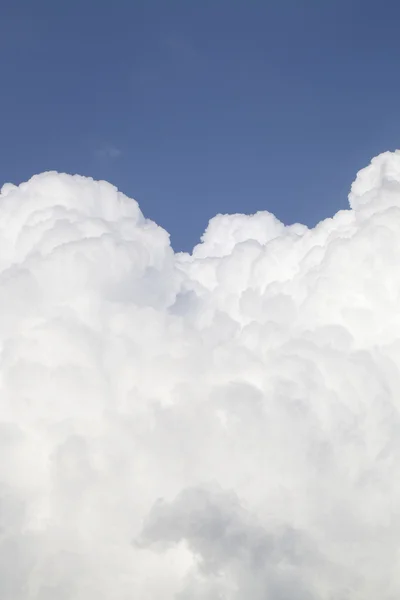 Cielo azul con formaciones de nubes —  Fotos de Stock