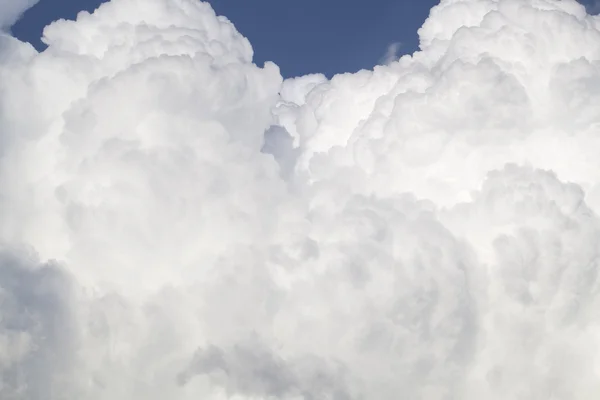 Cielo azul con formaciones de nubes —  Fotos de Stock