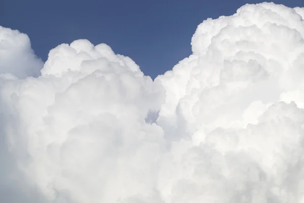 Cielo azul con formaciones de nubes —  Fotos de Stock