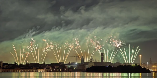 Tűzijáték ünnep Redentore (Velence, Olaszország) — Stock Fotó