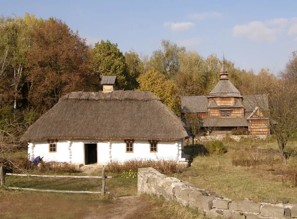 Oude houten huis. Museum pyrohiv. Kiev. — Stockfoto