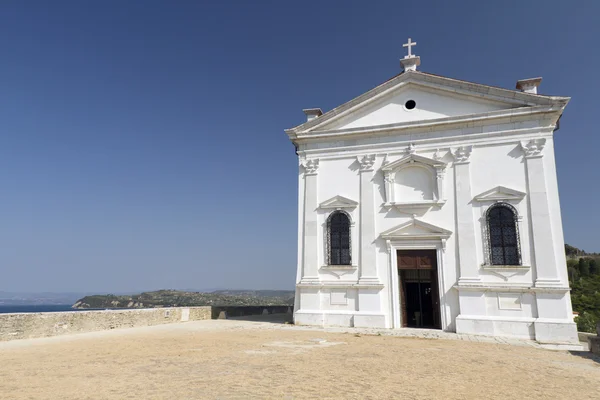 Church on hillside in Piran — Stock Photo, Image