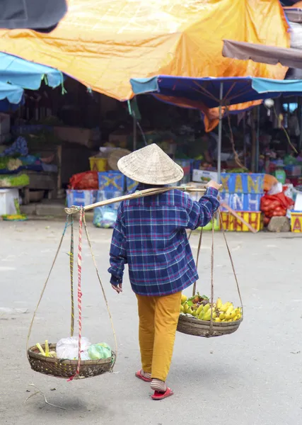 Tipico venditore ambulante a Hoi An — Foto Stock