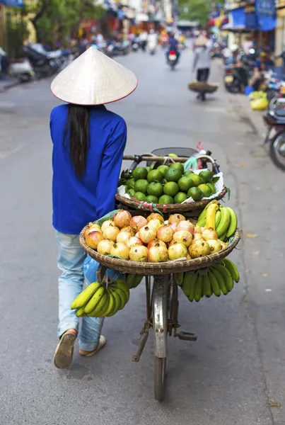 典型的街头小贩，在河内 — 图库照片