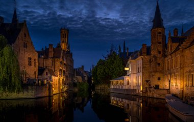 Rozenhoedkaai Bruges, Belçika AB Alacakaranlıkta