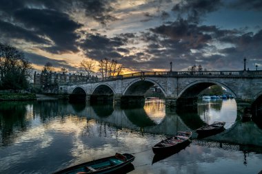 Thames Nehri 'ndeki Richmond Köprüsü manzarası